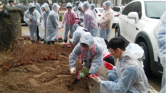 동춘1동 밝은마음과 나무심기 활동의 1번째 이미지