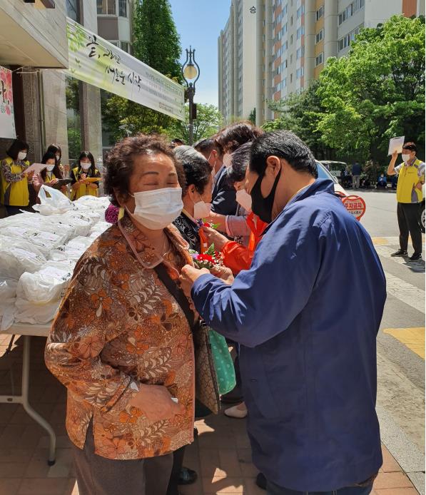 연수구 연수2동 주민자치회, 어버이날 카네이션 달아주기의 1번째 이미지