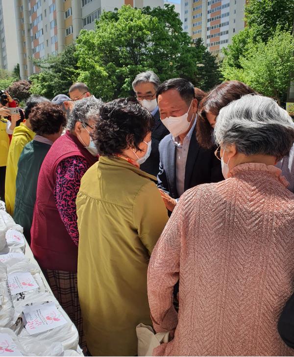 연수구 연수2동 주민자치회, 어버이날 카네이션 달아주기의 2번째 이미지