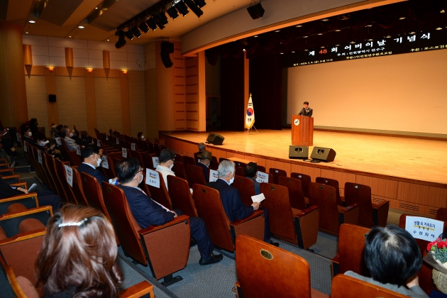 연수구 (사)인천연수원로모임, 구청아트홀서 어버이날 행사의 2번째 이미지