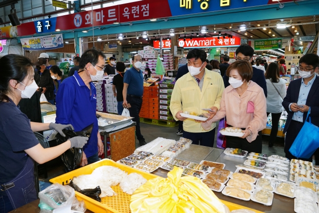 고남석 연수구청장, 추석을 맞아 전통시장 방문해 상인들 격려의 1번째 이미지