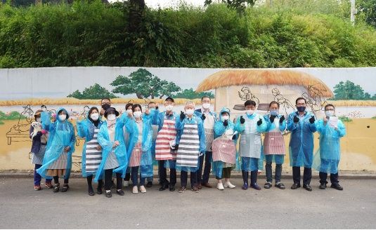 고남석 연수구청장, 주민들과 비류마을 벽화그리기 참여의 2번째 이미지