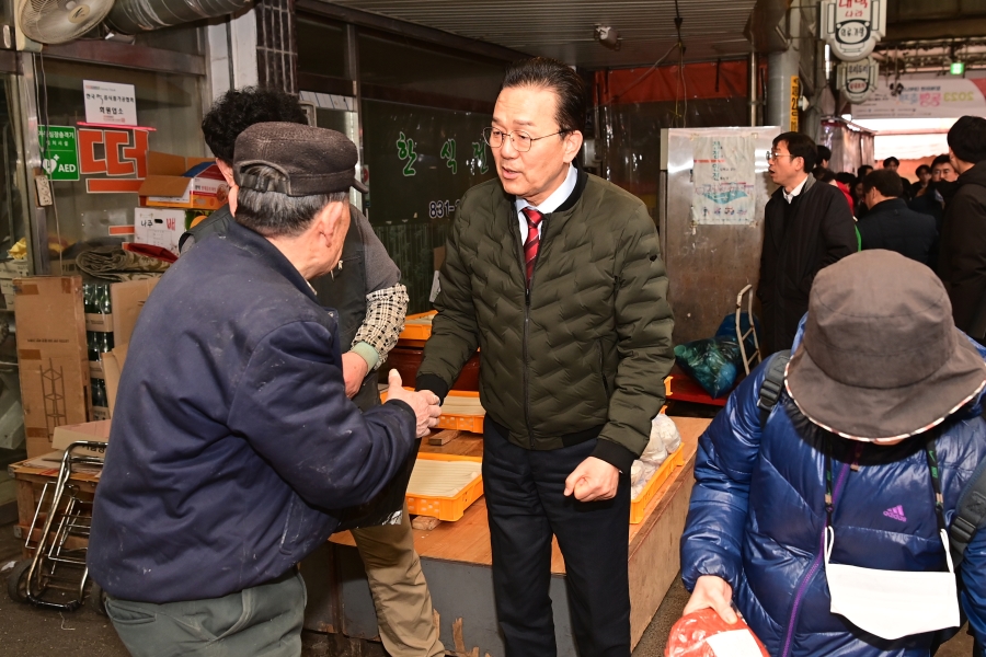 이재호 연수구청장, 설 명절맞이 전통시장 격려 방문