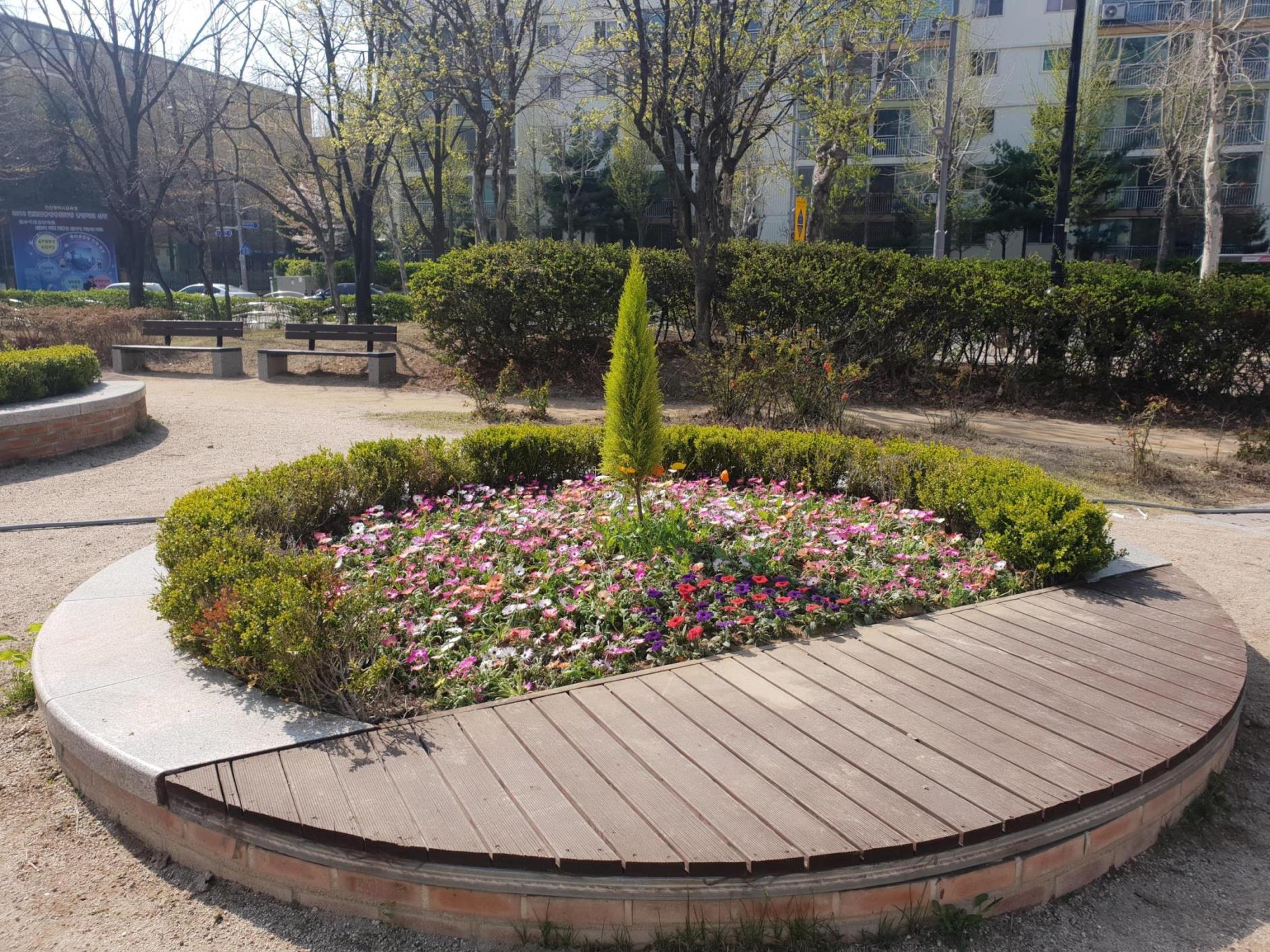 동춘근린공원 입구 시계탑 화단 조성의 2번째 이미지