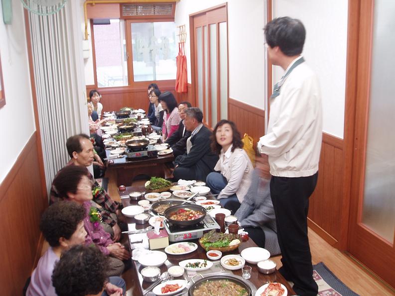 동춘2동 직원과 ‘관내 홀몸 어르신 만남의 날’ 행사개최의 1번째 이미지